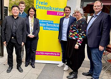 v.l.n.r: Loi Vo, Philipp Beckhove, Katja Hessel MdB, Michael Streibl, Dr. Ilka Enger, Ulrich Lechte MdB (Bildrechte: Ulrich Lechte  / FDP Regensburg)