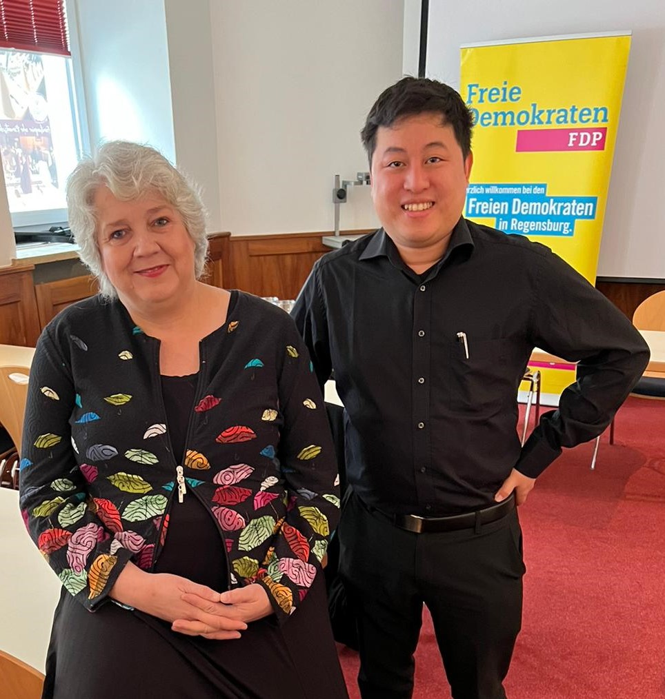 Dr. Ilka Enger und Loi Vo (Bildrechte: Ulrich Lechte / FDP Regensburg)